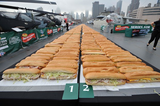  cozinheiros prepararam nesta terça-feira 2.706 sanduíches na baguete em uma hora  (Foto: Bryan Bedder/Getty Images for Eckrich/AFP )