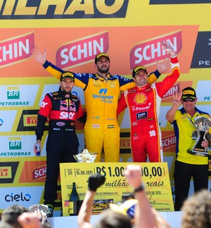 Pódio da Corrida do Milhão na Stock Car teve Ricardo Zonta, Thiago Camilo e Daniel Serra (Foto: Duda Bairros) Pódio da Corrida do Milhão na Stock Car teve Ricardo Zonta, Thiago Camilo e Daniel Serra (Foto: Duda Bairros)