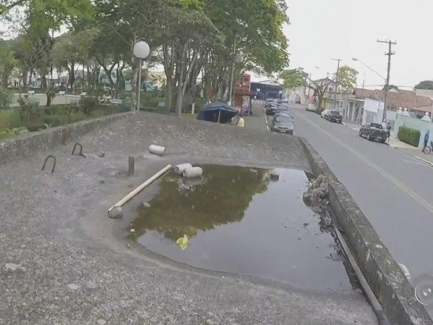 Teto de ponto de ônibus na Vila Aparecida tem água parada (Foto: Reprodução/ TV TEM)