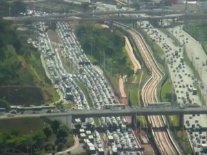 Situação policial deixou congestionamento na Av. Paralela  (Foto: Reprodução / TV Bahia)