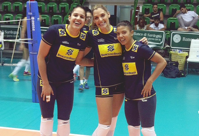 Natália, Andréia e Léia no treino do Brasil vôlei em Sassari (Foto: Divulgação / CBV)