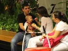 Fernanda Pontes dá papinha para a filha em shopping do Rio