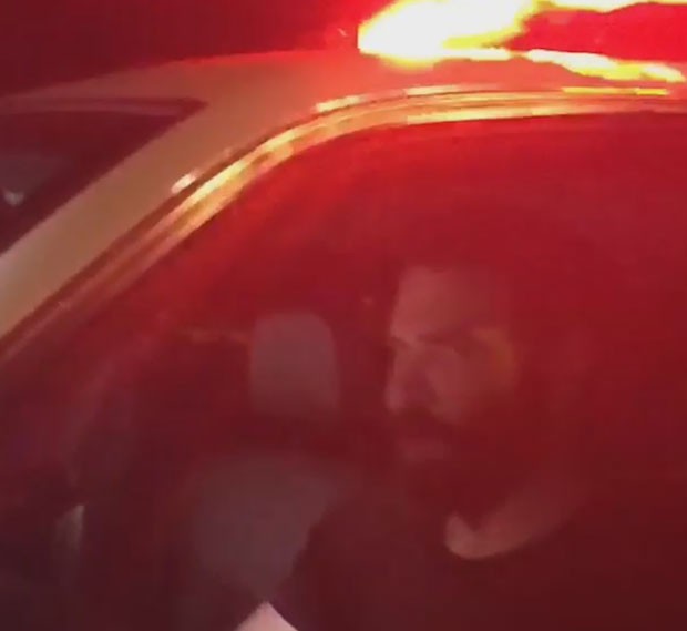 Dan Bilzerian postou vídeo em que aparece dando cavalo de pau com carro da polícia (Foto: Reprodução/ Instagram/Dan Bilzerian)