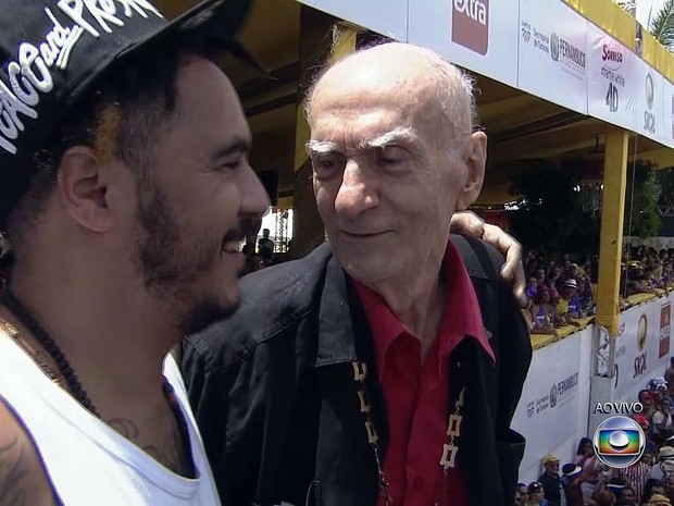 Ariano Suassuna e Marcelo D2, no Galo da Madrugada (Foto: Reprodução / TV Globo)