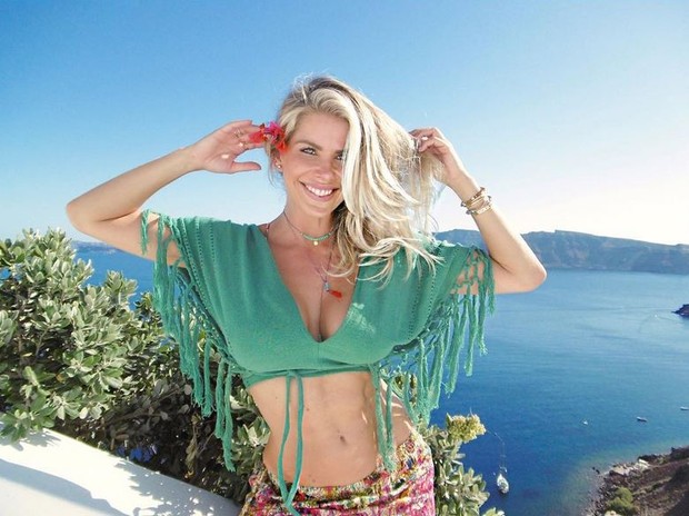 Karina Bacchi em viagem à Grécia (Foto: Reprodução/Instagram)