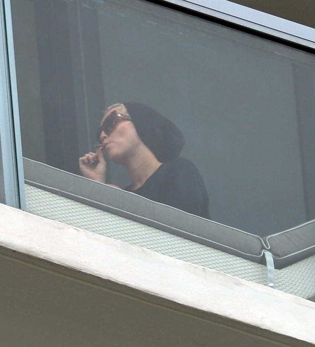 Miley Cyrus com cigarro suspeito (Foto: Splash News/Agência)