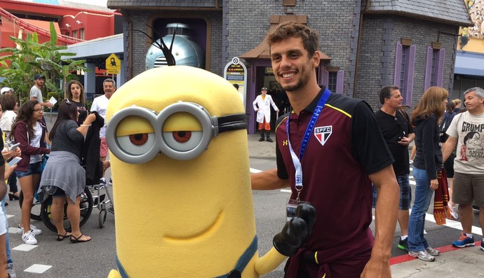 Rodrigo Caio ao lado do personagem Minion em parque de Orlando (Foto: Divulgação)