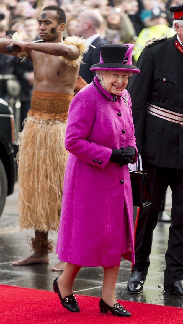 Rainha Elizabeth participa de evento em Londres com look rosa pink (Foto: Getty Image)