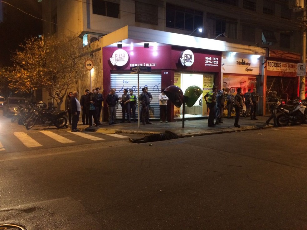 Corpo de carroceiro em rua de Pinheiros (Foto: Paula Paiva Paulo/G1)