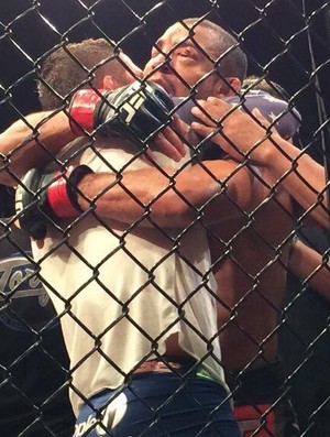 Aldo e Mendes se abraçam após a luta (Foto: Ana Hissa)