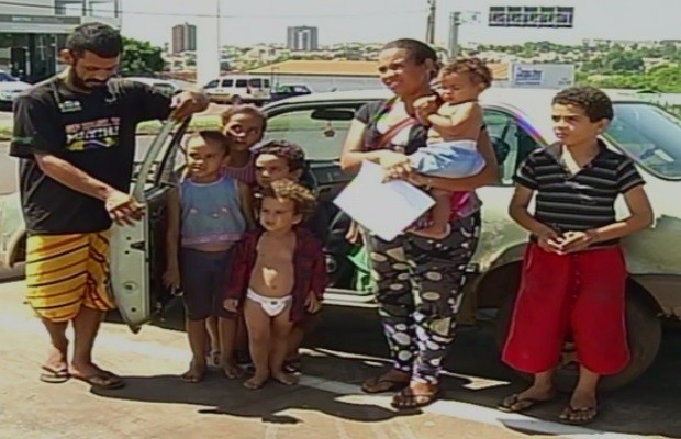 Casal com seis filhos mora há três meses dentro de carro, em Goiás (Foto: Reprodução/TV Anhanguera)