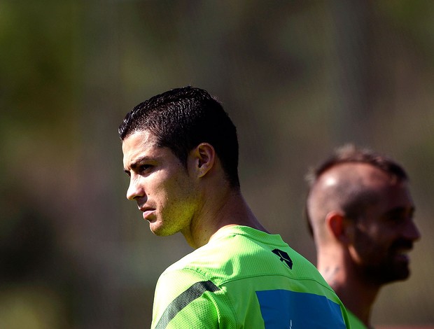 Cristiano Ronaldo no treino da seleção de Portugal (Foto: AFP)