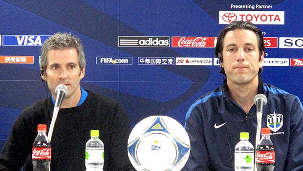 Ramon Tribulietx e Ivan Vicelich, técnico e capitão do Auckland (Foto: Thiago Dias / Globoesporte.com)