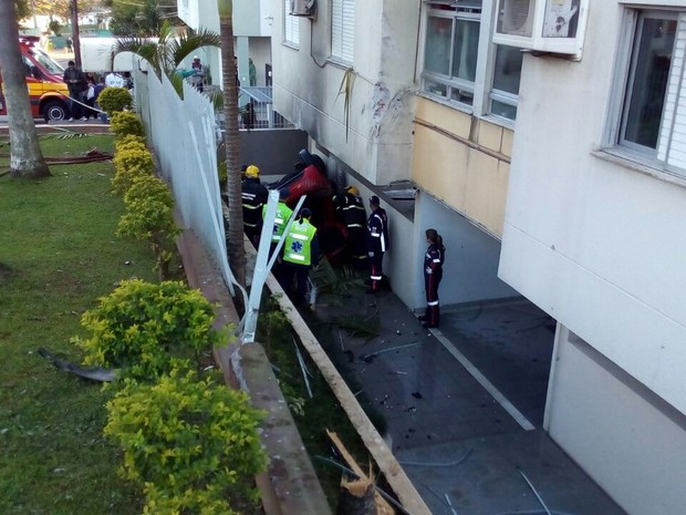 Carro chegou a raspar a parede do primeiro andar (Foto: Corpo de Bombeiros/Divulgação)