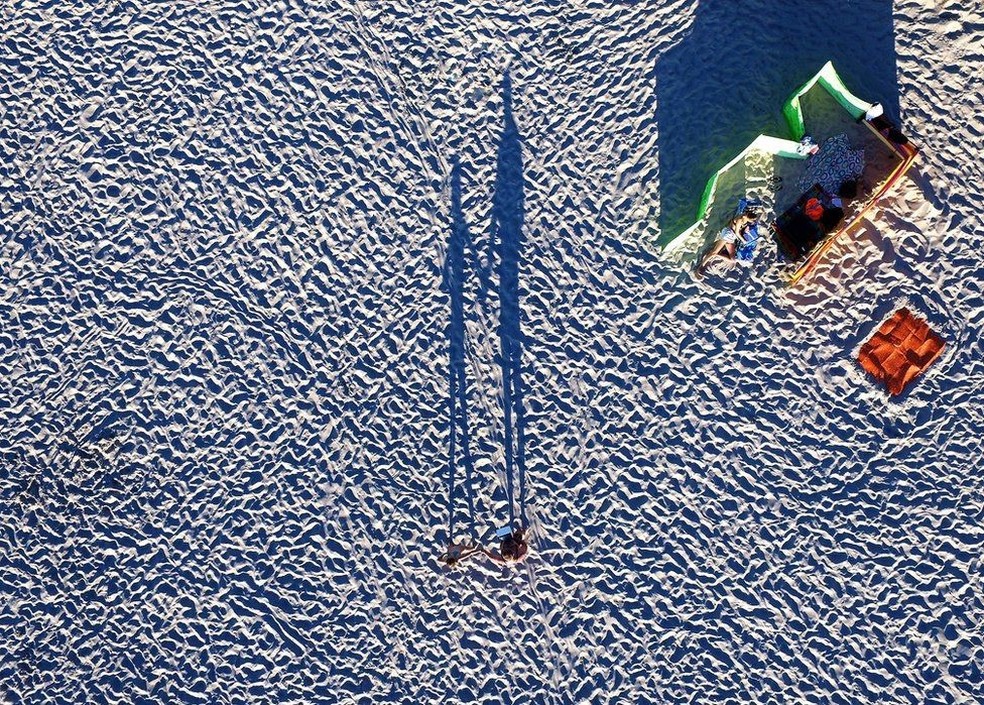 Nessa foto, o efeito do sol gera sombras gigantes nas areias de uma praia polonesa. (Foto: Dron Expert)