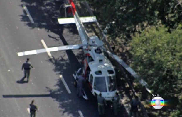 Técnicos conseguiram arrastar o helicóptero para o canto da pista da Marginal Pinheiros (Foto: TV Globo/Reprodução)