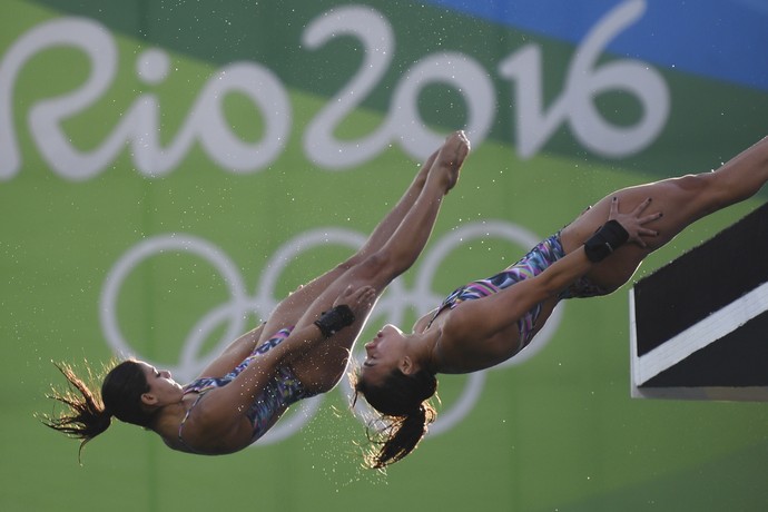 As brasileiras Ingrid Oliveira e Giovanna Pedroso em ação na final da plataforma de 10m (Foto: Martin BUREAU / AFP)