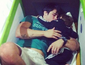 Erick Silva e o filho mma (Foto: Reprodução/Twitter)