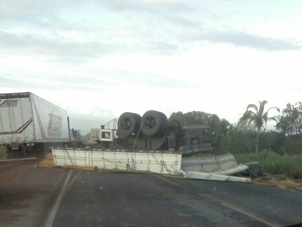 G1 Caminhão tomba e carga de madeira fica espalhada pela pista na BR