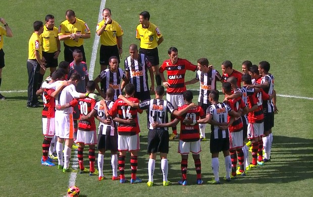 Jogadores de Atlético-MG e Flamengo se abraçam no meio do campo (Foto: Reprodução / Premiere FC)
