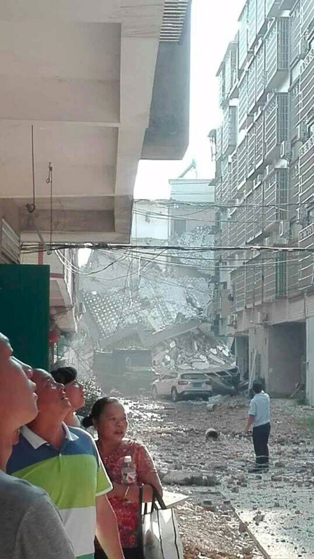 Prédio desabou e deixou destroços após explosões em Liucheng, no sul da China (Foto: Reuters/Stringer)