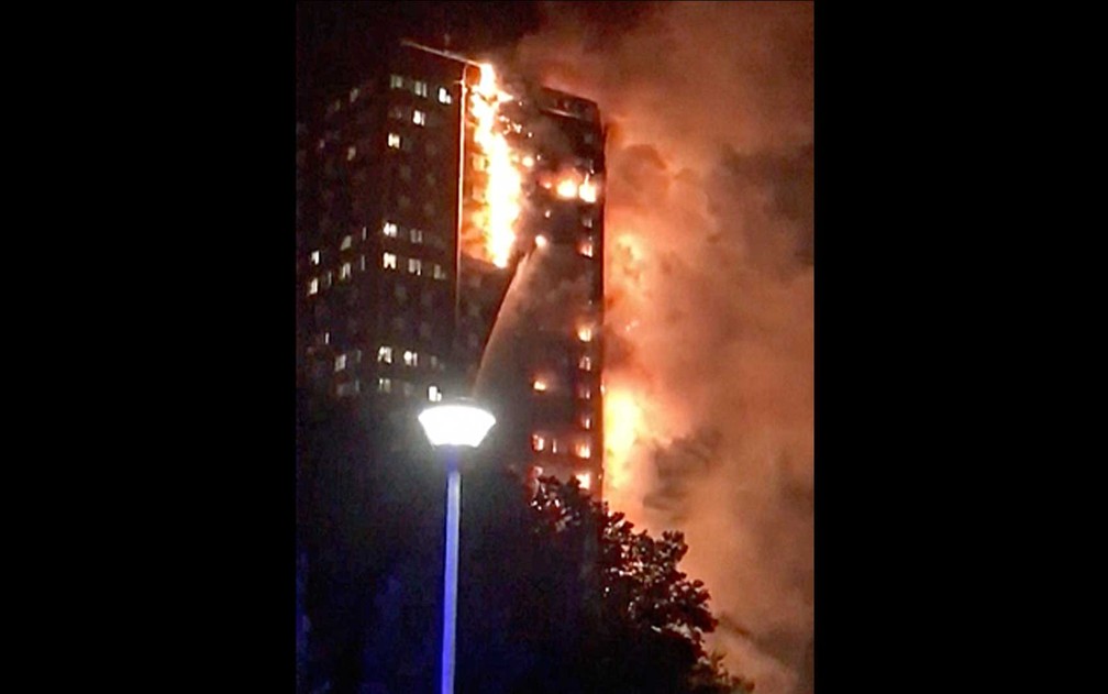 Incêndio atinge prédio em Londres (Foto: (Celeste Thomas/@mamapie/Twitter via AP)