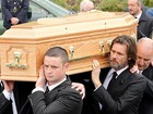 Abalado, Jim Carrey carrega caixão da namorada durante enterro
