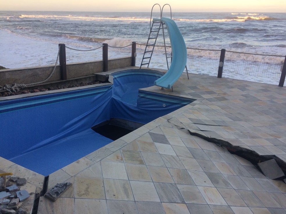 Ressaca danificou &aacute;rea de piscina em Barra Velha (Foto: Cinthia Raash/RBS TV)