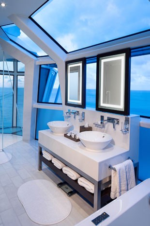 Banheiro de vidro do navio navio Reflection (Foto: AP Photo/Celebrity Cruises)