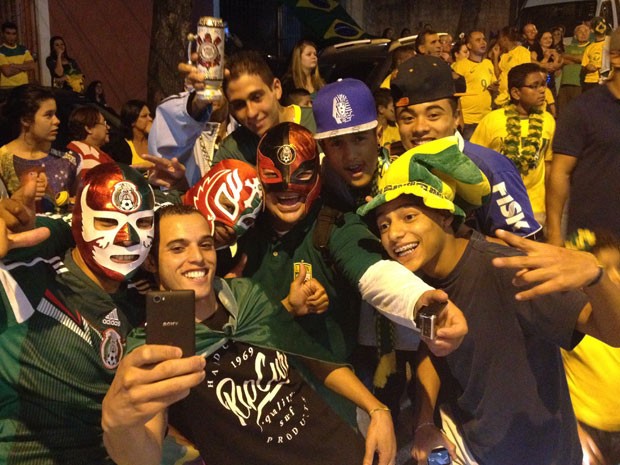 Torcida brasileira tira selfie com torcedores mexicanos vestidos de lutadores em Itaquera (Foto: Glauco Araújo/G1)