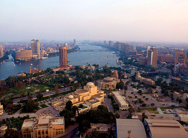Com mais de 180 metros e feita de concreto, a torre do Cairo é uma torre de televisão que atrai diversos turistas  (Foto: Reprodução/Wikimedia Commons)