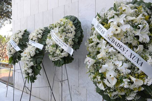 Coroas de flores para o jornalista (Foto: AG News)