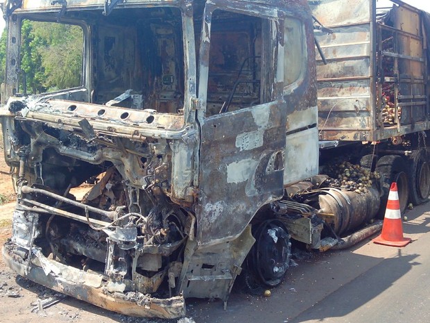 Fogo destruiu a cabine de carreta (Foto: Daniel Souza/ Arquivo pessoal)