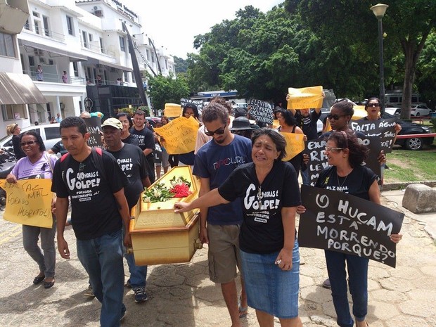 Servidores do Hospital das Clínicas realizam ato em Vitória (Foto: Luciano Coelho/ Sintufes)