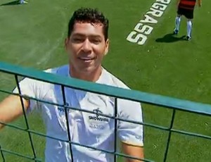 Rodrigão comemora gol do Santos, no showbol (Foto: Reprodução / Sportv)