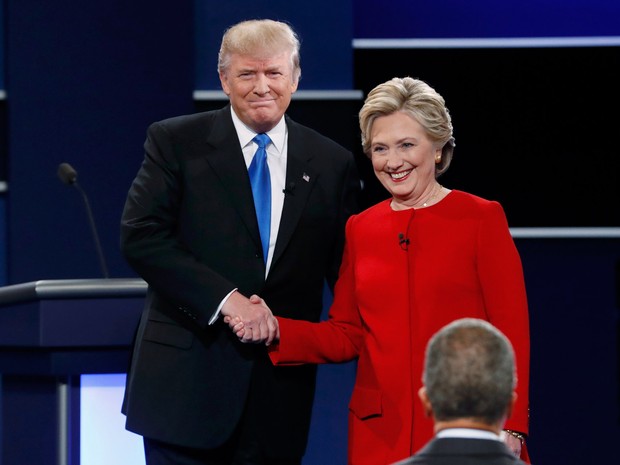 Donald Trump e Hillary Clinton, candidatos à presidência dos EUA, durante início do debate em Hempstead, no estado de Nova York, nos Estados Unidos (Foto: Mike Segar/Reuters)