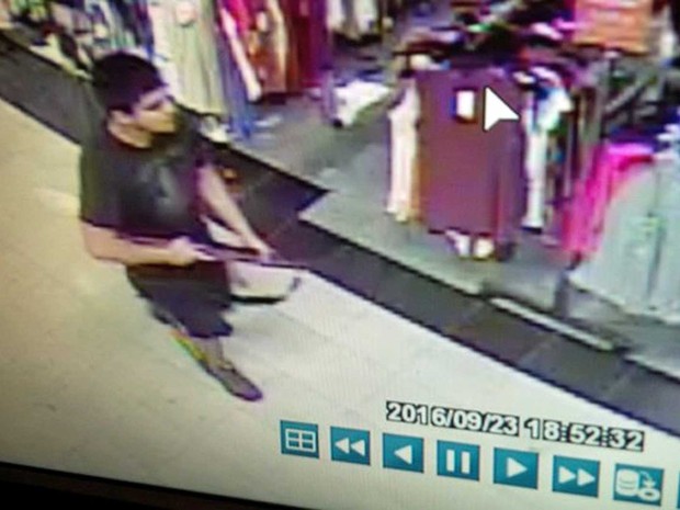 Imagem tirada de vídeo de segurança do atirador que abriu fogo no Cascade Mall, em Burlington (Foto: Handout via REUTERS)