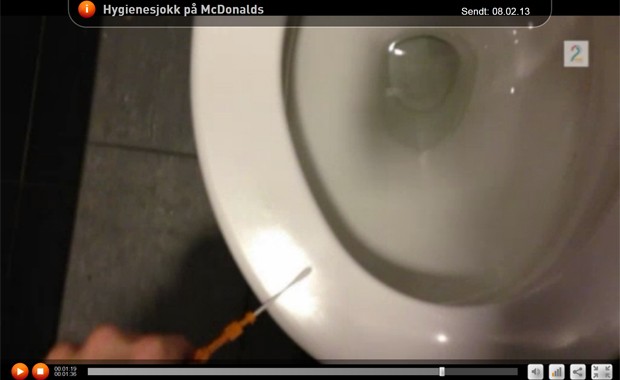Imagem de vídeo do site da rede de TV norueguesa TV2, que mostra reportagem em que foi feita análise de bactérias em mesa e em banheiro de lanchonete (Foto: Reprodução / Site Tv2.no)