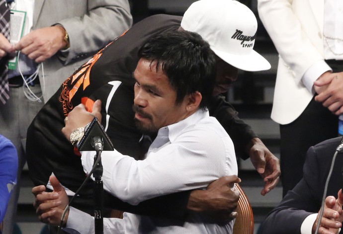 Floyd Mayweather abraça Manny Pacquiao em coletiva pós luta (Foto: Evelyn Rodrigues)
