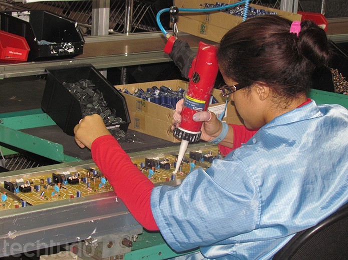 Mulheres têm papel fundamental para montagem das placas (Foto: TechTudo/Paulo Alves)