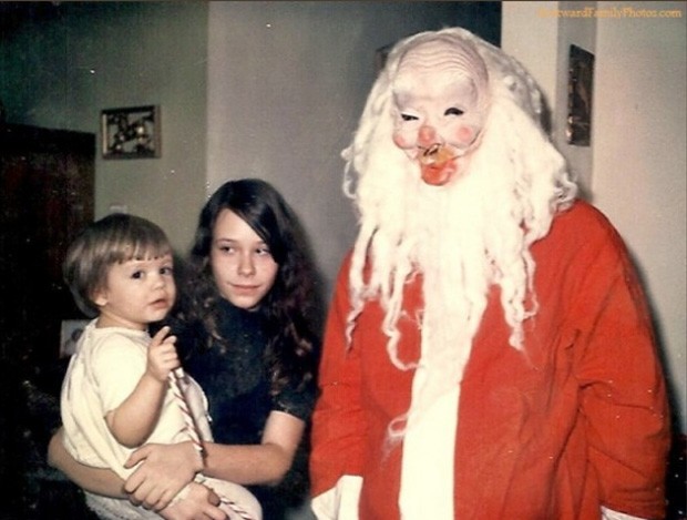 Papai Noel da dcada de 1970 exibe figurino 'horripilante' (Foto: Divulgao/Awkward Family Photos)
