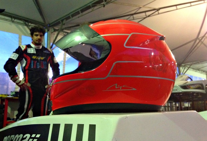 No Kart dos Artistas, Caio Castro usa uma réplica do capacete de Michael Schumacher (Foto: Alexander Grünwald)