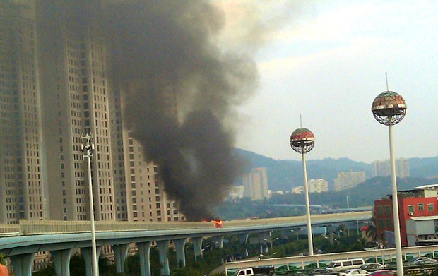 Incêndio criminoso em ônibus deixou 47 mortos e 34 feridos na China (Foto: AFP)