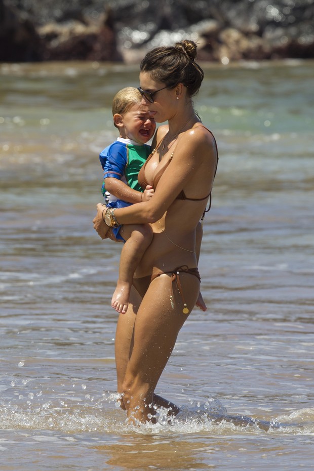 Alessandra Ambrósio com o filho Noah, no Havaí (Foto: AKM-GSI Brasil/ Agência)