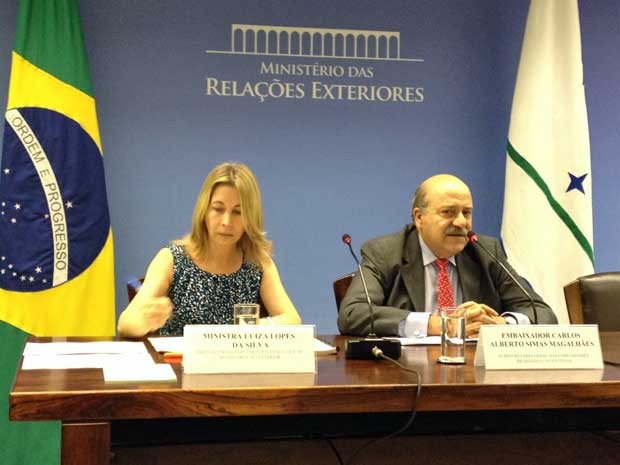 Luiza Lopes da Silva, diretora do departamento consular de brasileiros no exterior, e embaixador Carlos Alberto Magalhães em entrevista coletiva (Foto: Filipe Matoso / G1)