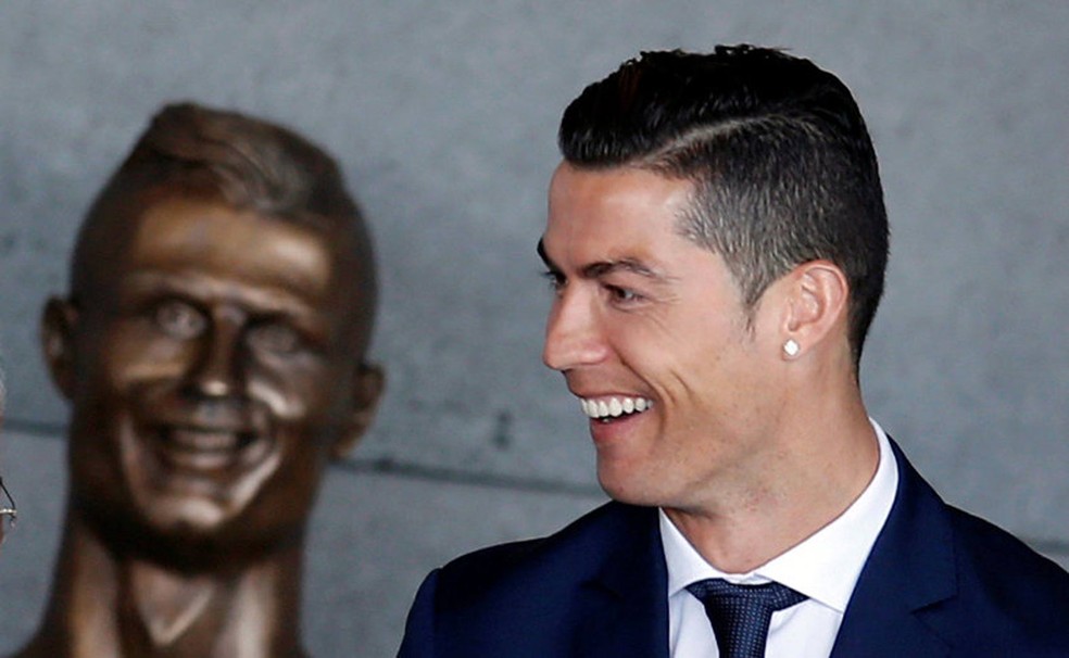 Homenageado pelo governo local, craque português Cristiano Ronaldo deu seu nome ao aeroporto da ilha da Madeira (Foto: Rafael Marchante/Reuters)