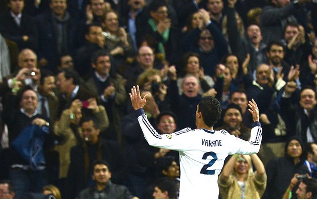 Herói aos 19 anos, Varane comemora noite de gala pelo Real: 'É um sonho'