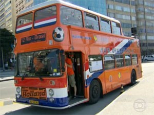 O Dutch Orange Bus, em português, Ônibus Laranja Holandês, 'mascote' da torcida laranja no Brasil (Foto: Reprodução/TV Globo)