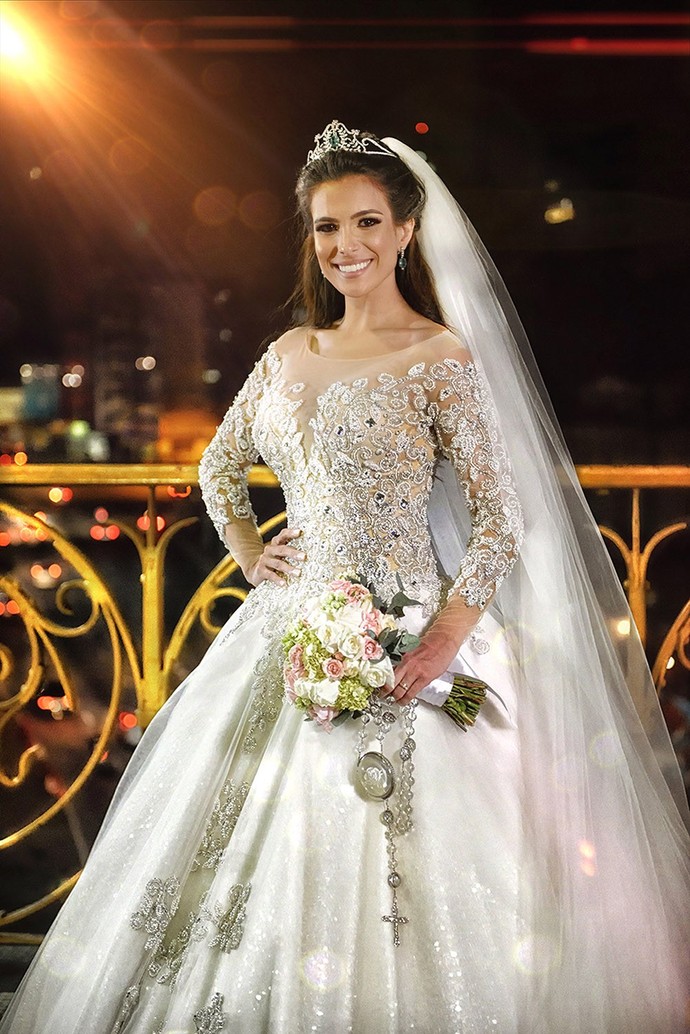 Kamilla feliz e exuberante em seu vestido de noiva (Foto: Divulgação Foca Foto e Vídeos)