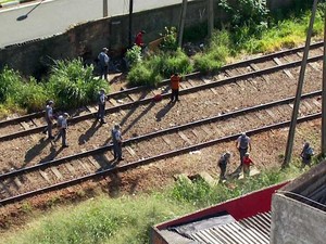 Polícia Militar faz blitz em linha férrea em Campinas para encontrar drogas (Foto: Reprodução EPTV)